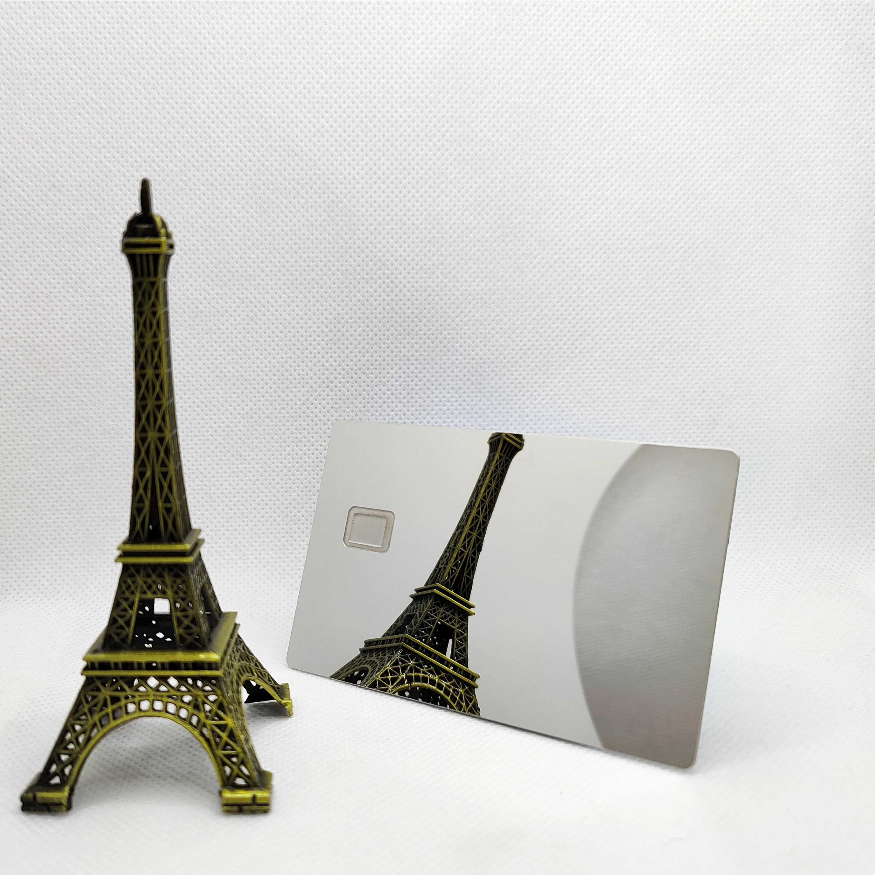 1 개 0.8mm 신용 카드 크기 거울 반사 인쇄용 금속 회원 광택 기프트 카드, 칩 슬롯 및 서명 바 포함