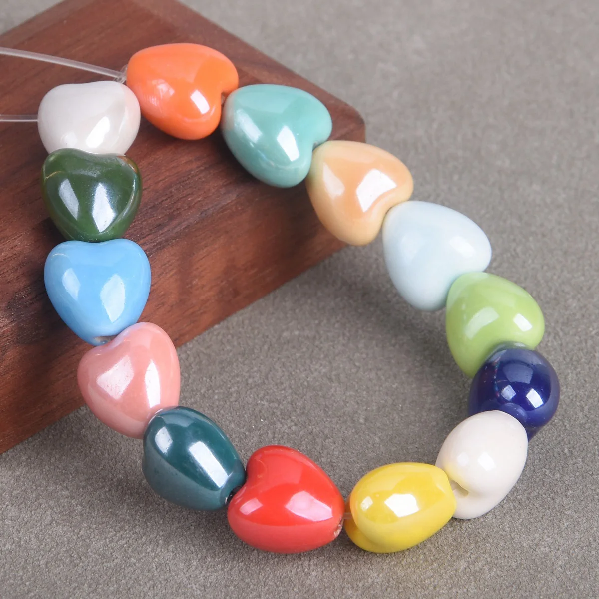 하트 모양 반짝이는 광택 유약 세라믹 도자기 루즈 비즈 로트, 쥬얼리 제작 DIY 공예품, 10 개, 10mm, 12mm