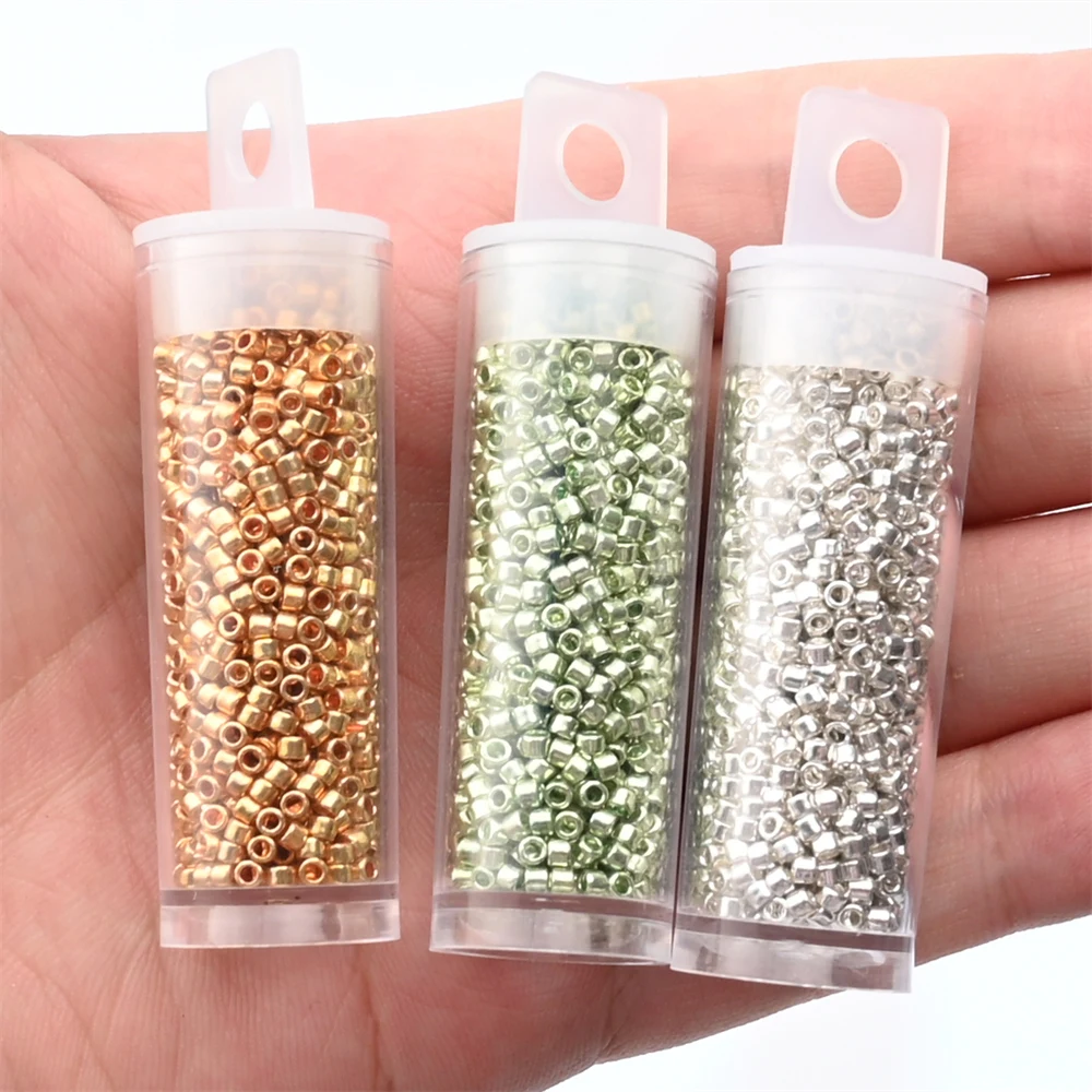 1200 개/로트 유니폼 2mm 메탈릭 시드 비즈 골든 실버 컬러 유리 SeedBeads 매력 DIY 공예 쥬얼리 액세서리 만들기