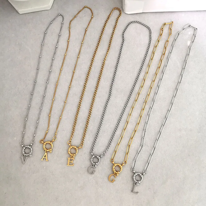 QMHJE 남녀공용 이니셜 참 문자 목걸이, 스테인레스 스틸 초커, 골드 실버 컬러 체인, 기하학적 비즈, 작은 알파벳, DIY