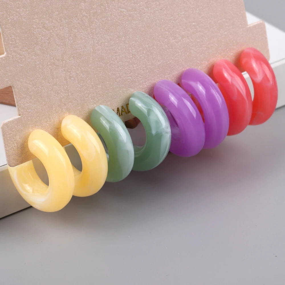 Boho 여성용 멀티 컬러 아크릴 작은 후프 귀걸이, 오리지널 수지 기하학적 C 모양 드롭 귀걸이 쥬얼리 세트, 4 쌍/세트, 신제품