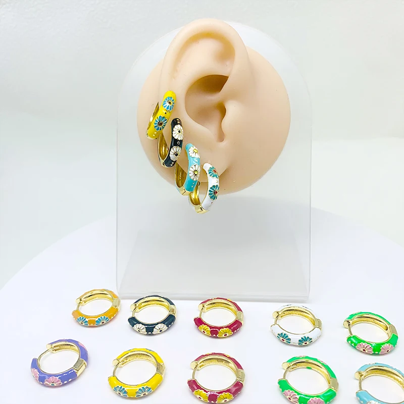 ZHUKOU Retro Little Daisy Hoop earrings Gold color enamel Hoops women Colorful women Round huggie earrings wholesale VE843