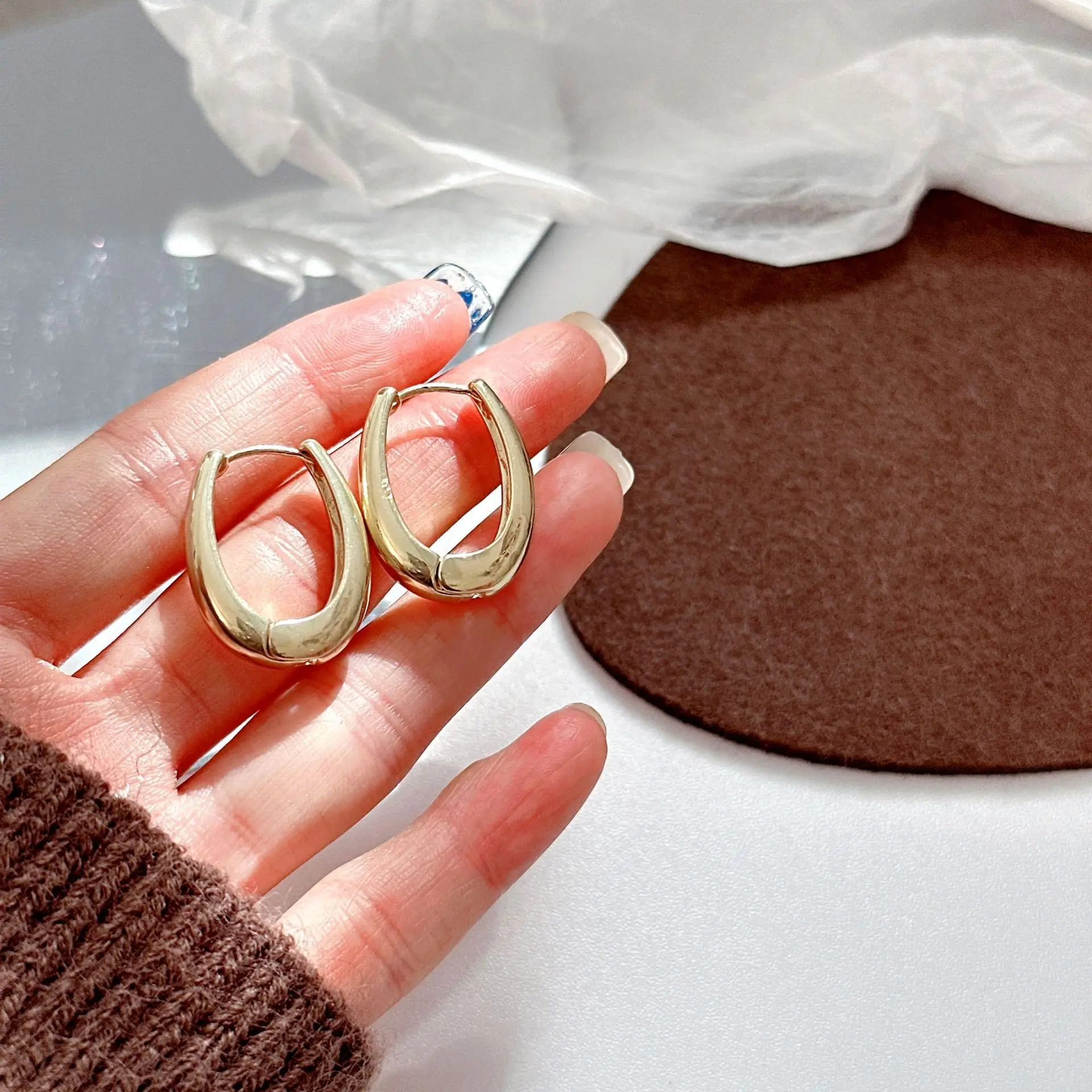 Uworld 저자 극성 세련된 빈티지 라운드 스터드 귀걸이 여성을위한 프리미엄 18k 골드 도금 스테인레스 스틸 파티 сережки женск