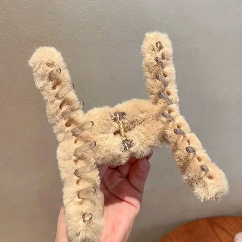 여성을위한 겨울 가짜 모피 머리 발톱 우아한 아크릴 크랩 자용 머리핀 소녀-헤어 액세서리 모피 머리 장식 머리 발톱 클립