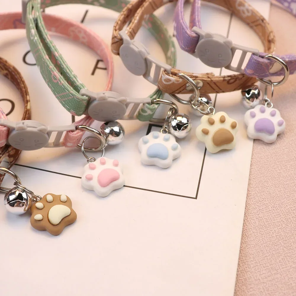 작은 개를위한 벨이있는 귀여운 목 애완 동물 목걸이 강아지 새끼 고양이 물건 액세서리 조정 가능한 발자국 고양이 분리형 칼라