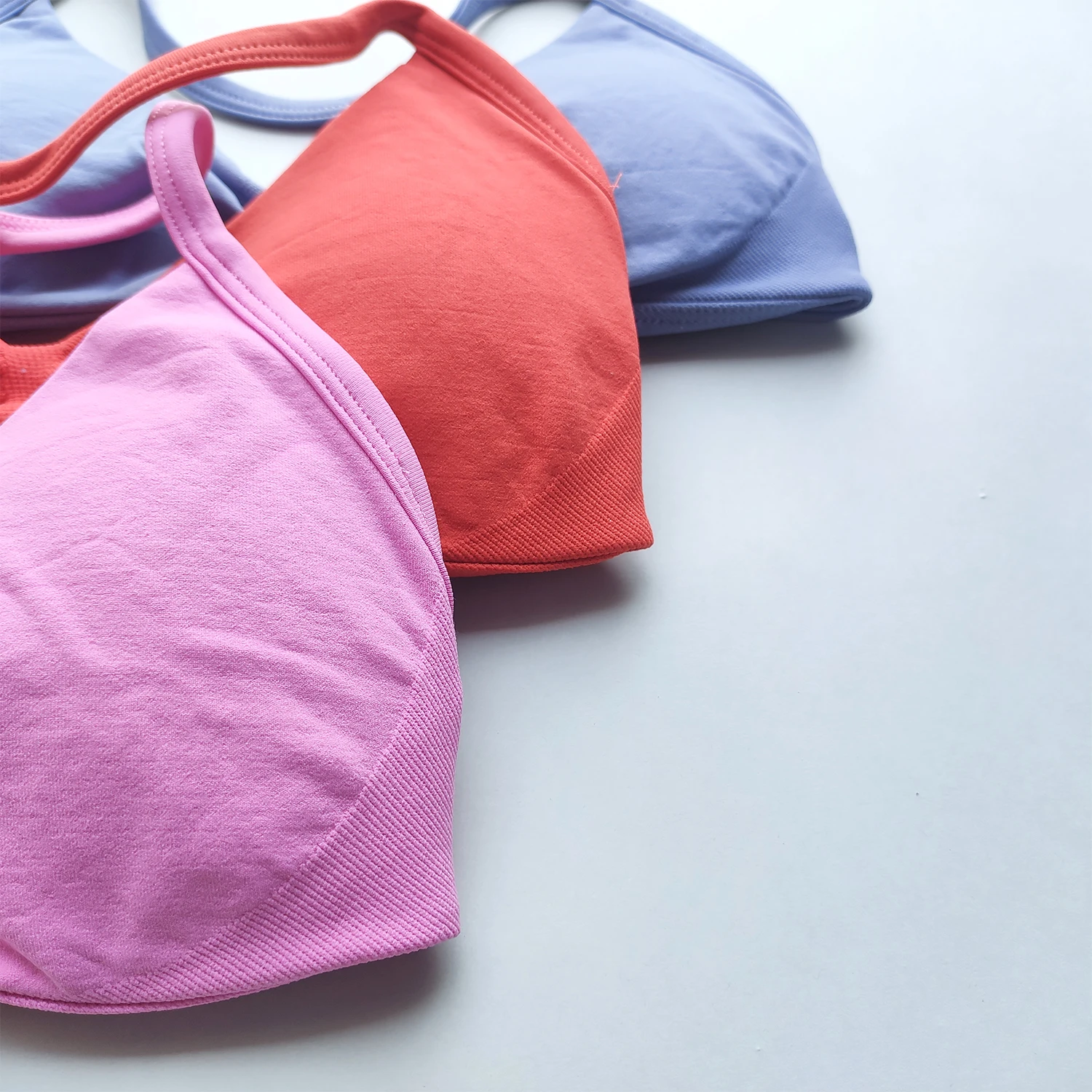 로고 없음 스포츠 브라 스트랩 백리스 요가 체육관 브라 탈착식 컵 여성 운동 의류 체육관 탑 홀터 스포츠 브라