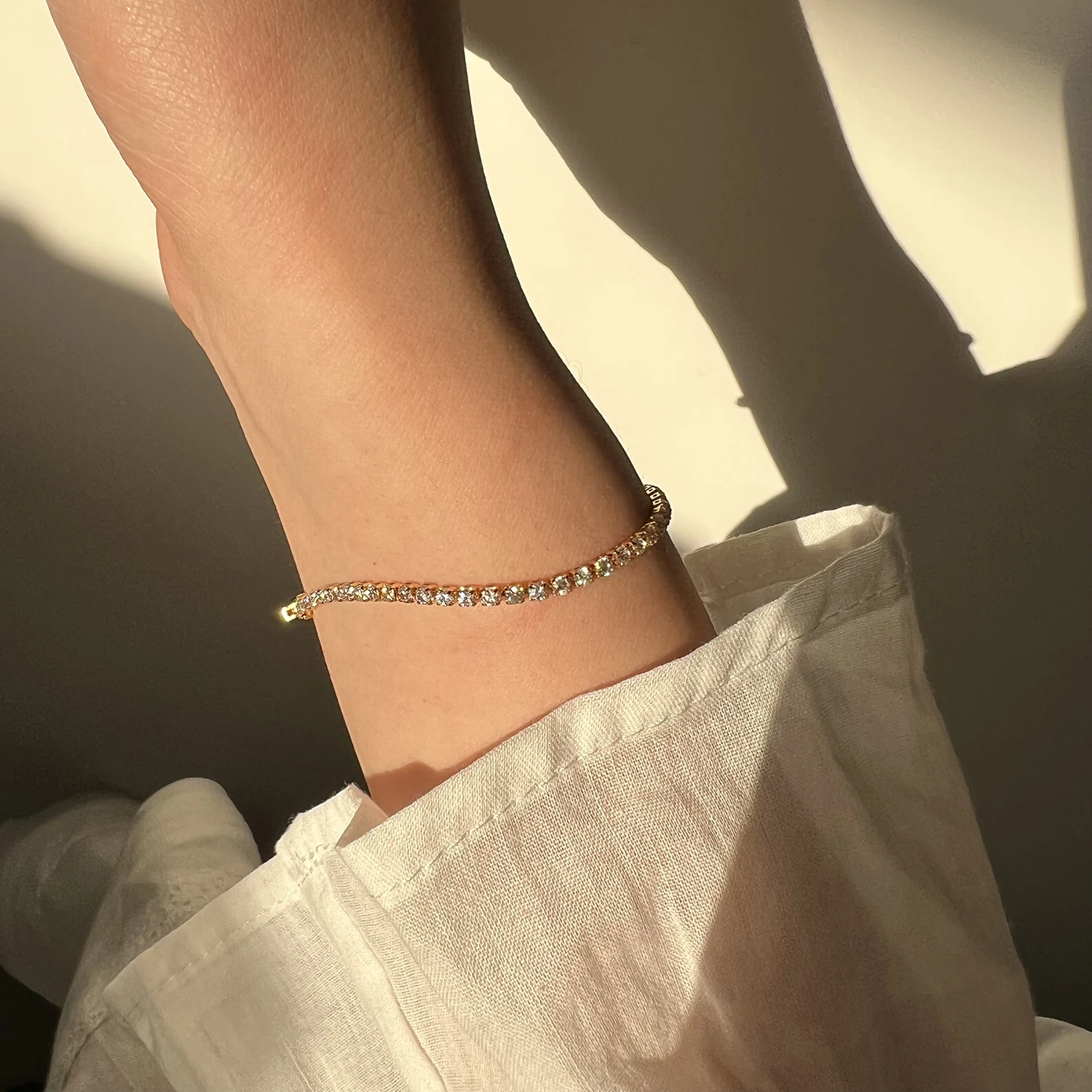 라인 석으로 가득 찬 럭셔리 클래식 여성을위한 18K 골드 도금 팔찌 반짝 이는 간단한 지르콘 팔찌 쥬얼리 생일 선물