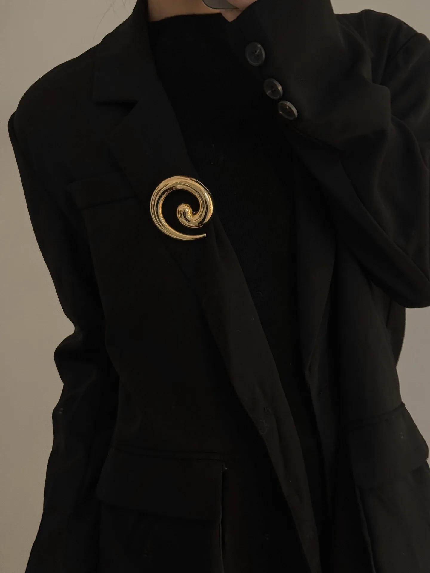 여성을위한 빈티지 금도금 불규칙한 금속 부드러운 나선형 소용돌이 브로치 남성 정장 코사지 핀 파티 쥬얼리 액세서리 선물