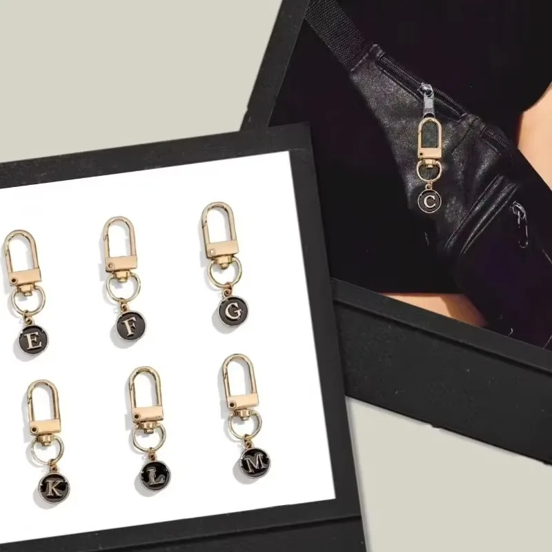 A-Z 편지 키 체인 이름 알파벳 열쇠 고리 금속 홀더 액세서리 열쇠 고리 여성 자동차 반지 펜던트 가방 매력 보석 Llaveros