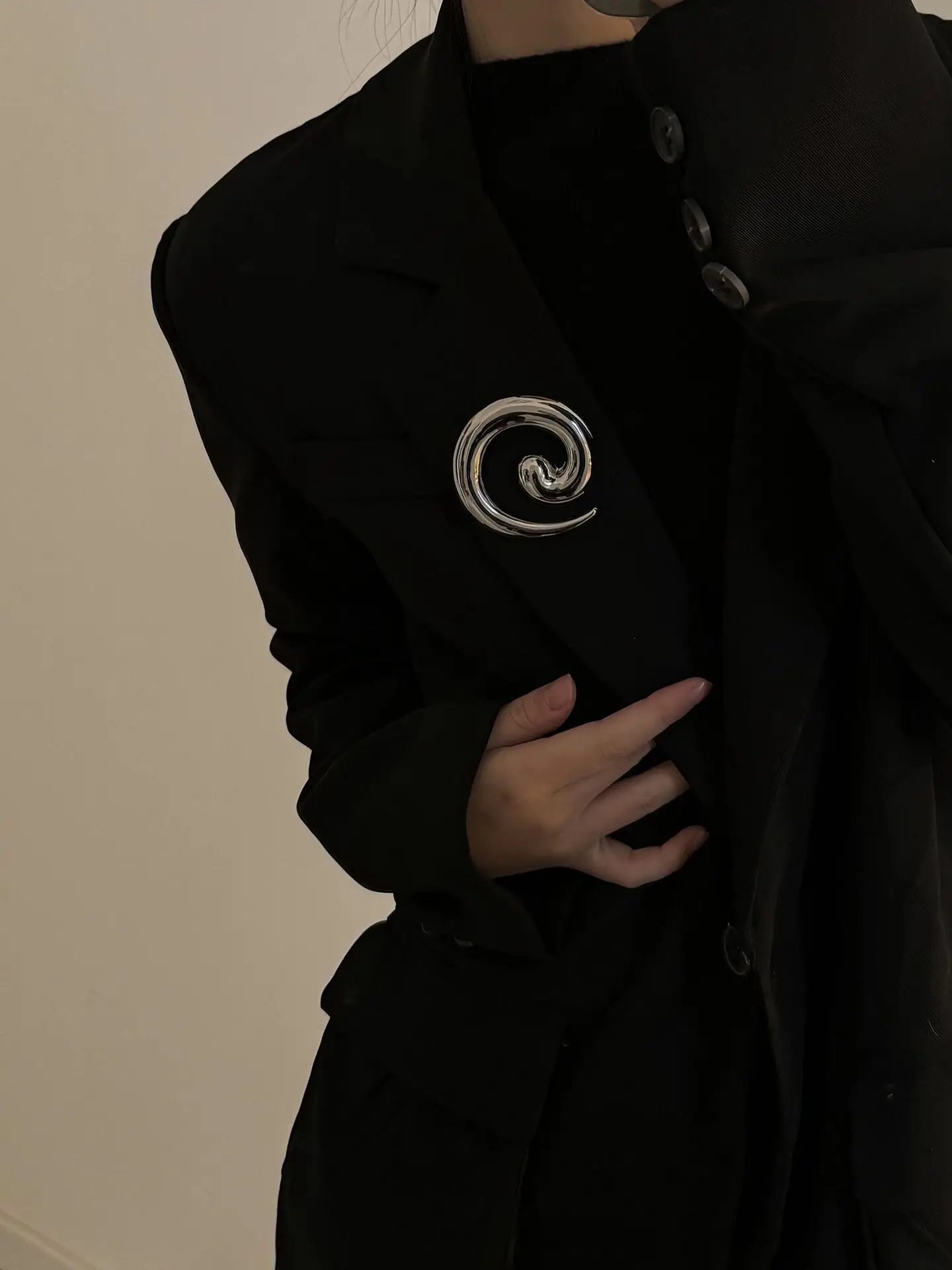 여성을위한 빈티지 금도금 불규칙한 금속 부드러운 나선형 소용돌이 브로치 남성 정장 코사지 핀 파티 쥬얼리 액세서리 선물