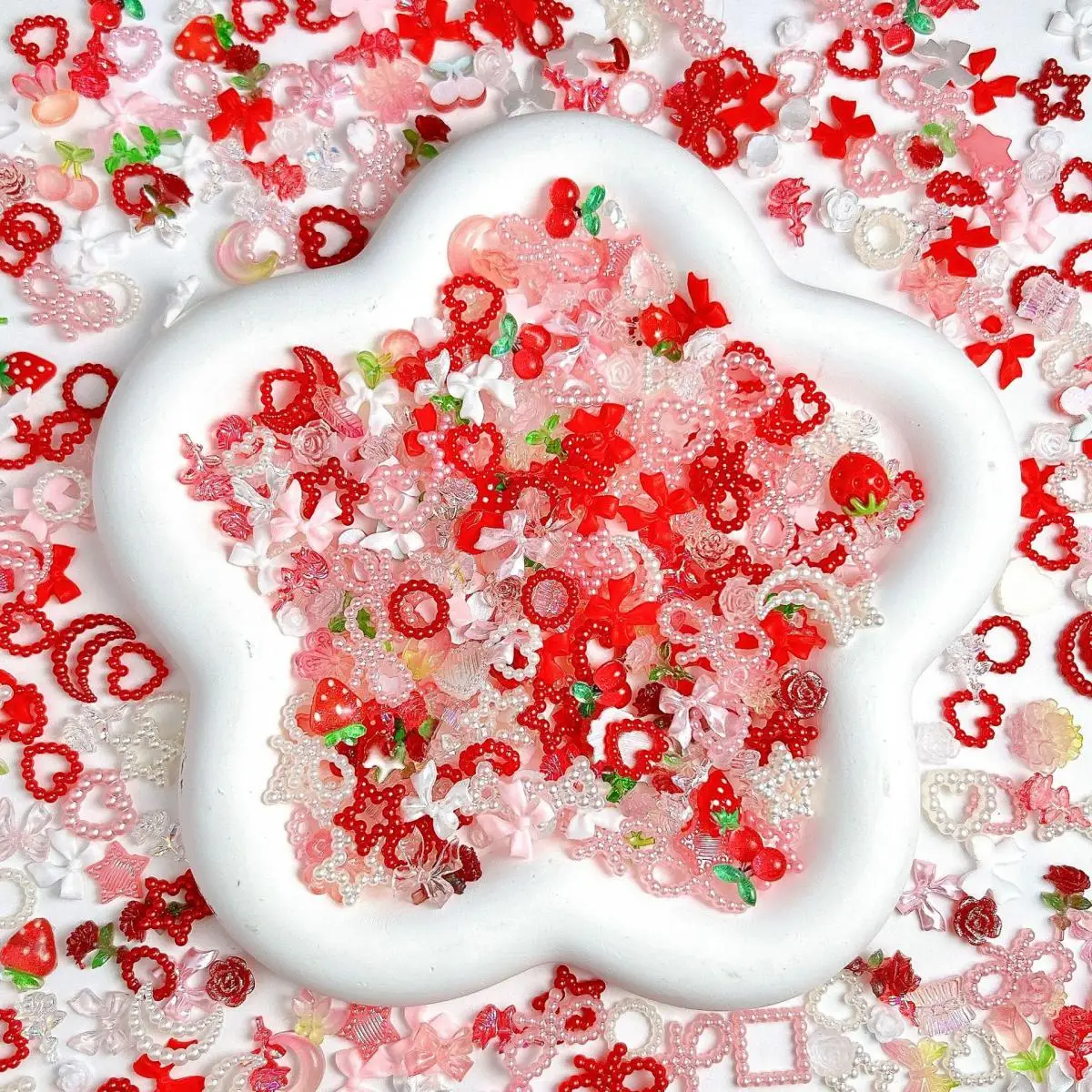 무작위 혼합 달콤한 레드 화이트 시리즈 네일 매력 3D 수지 중공 심장 활 딸기 체리 네일 아트 장식 액세서리