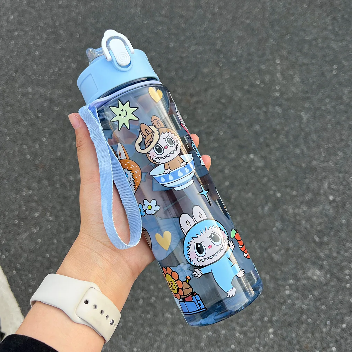 700ml Lau Mug Kawaii (휴대용 스트랩이있는 누출 방지 플라스틱 빨대) 휴대용 야외 머그잔 학생을위한 어린이 날 선물