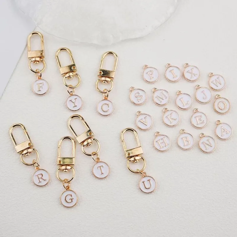 A-Z 편지 키 체인 이름 알파벳 열쇠 고리 금속 홀더 액세서리 열쇠 고리 여성 자동차 반지 펜던트 가방 매력 보석 Llaveros