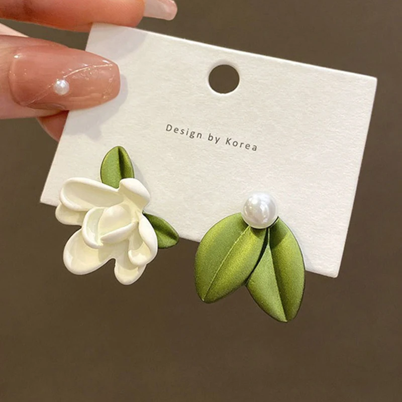 2025 비대칭 모조 진주 스터드 귀걸이 꽃 귀걸이 Ins 소녀 새로운 패션 기질 여성 귀걸이 쥬얼리
