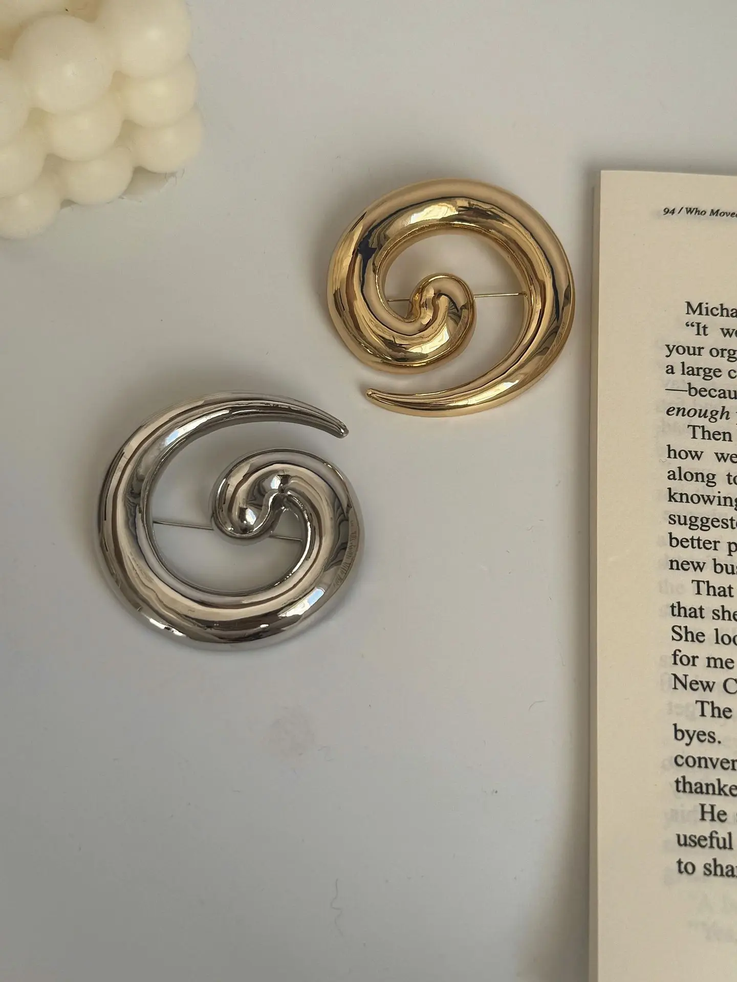 여성을위한 빈티지 금도금 불규칙한 금속 부드러운 나선형 소용돌이 브로치 남성 정장 코사지 핀 파티 쥬얼리 액세서리 선물