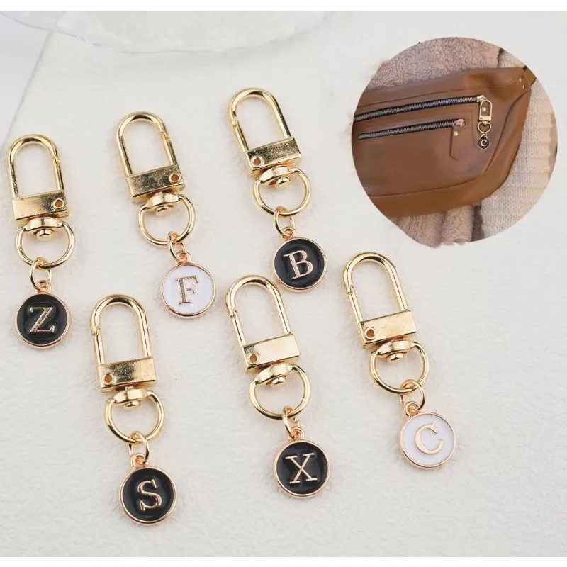 A-Z 편지 키 체인 이름 알파벳 열쇠 고리 금속 홀더 액세서리 열쇠 고리 여성 자동차 반지 펜던트 가방 매력 보석 Llaveros