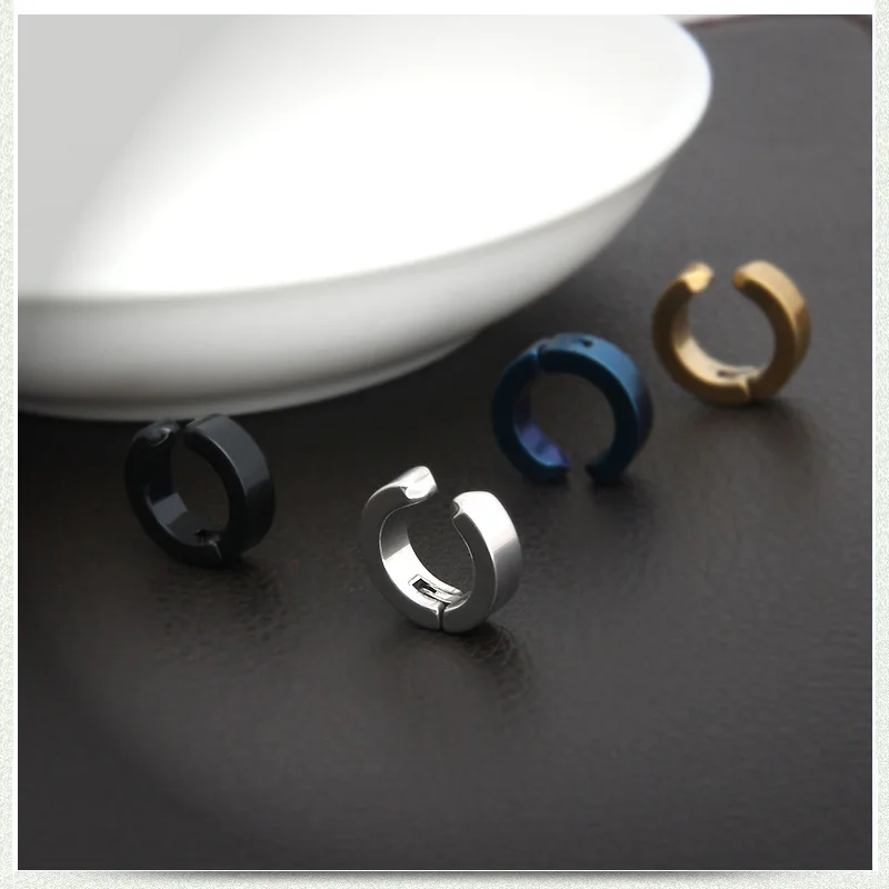 2pcs Anime Chainsaw Man 요시다 히로후미 코스프레 귀 클립 귀걸이 여성 남성 펑크 블랙 피어싱 없음 가짜 귀 서클 팝 쥬얼리