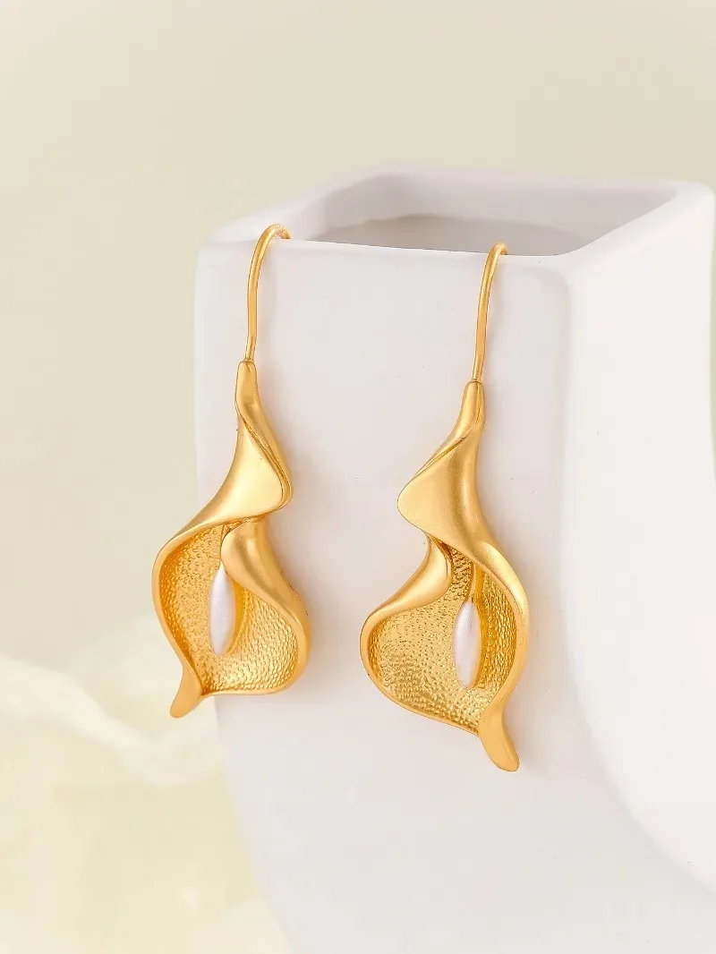 절묘한 피는 꽃 후크 귀걸이 간단한 액세서리 골드 실버 컬러 식물 매달려 귀걸이 여성 쥬얼리에 대한