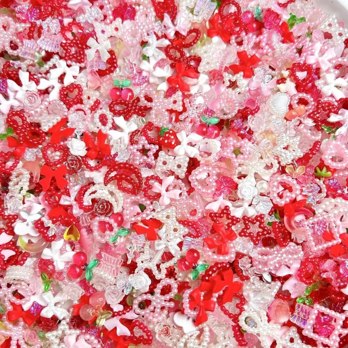 무작위 혼합 달콤한 레드 화이트 시리즈 네일 매력 3D 수지 중공 심장 활 딸기 체리 네일 아트 장식 액세서리