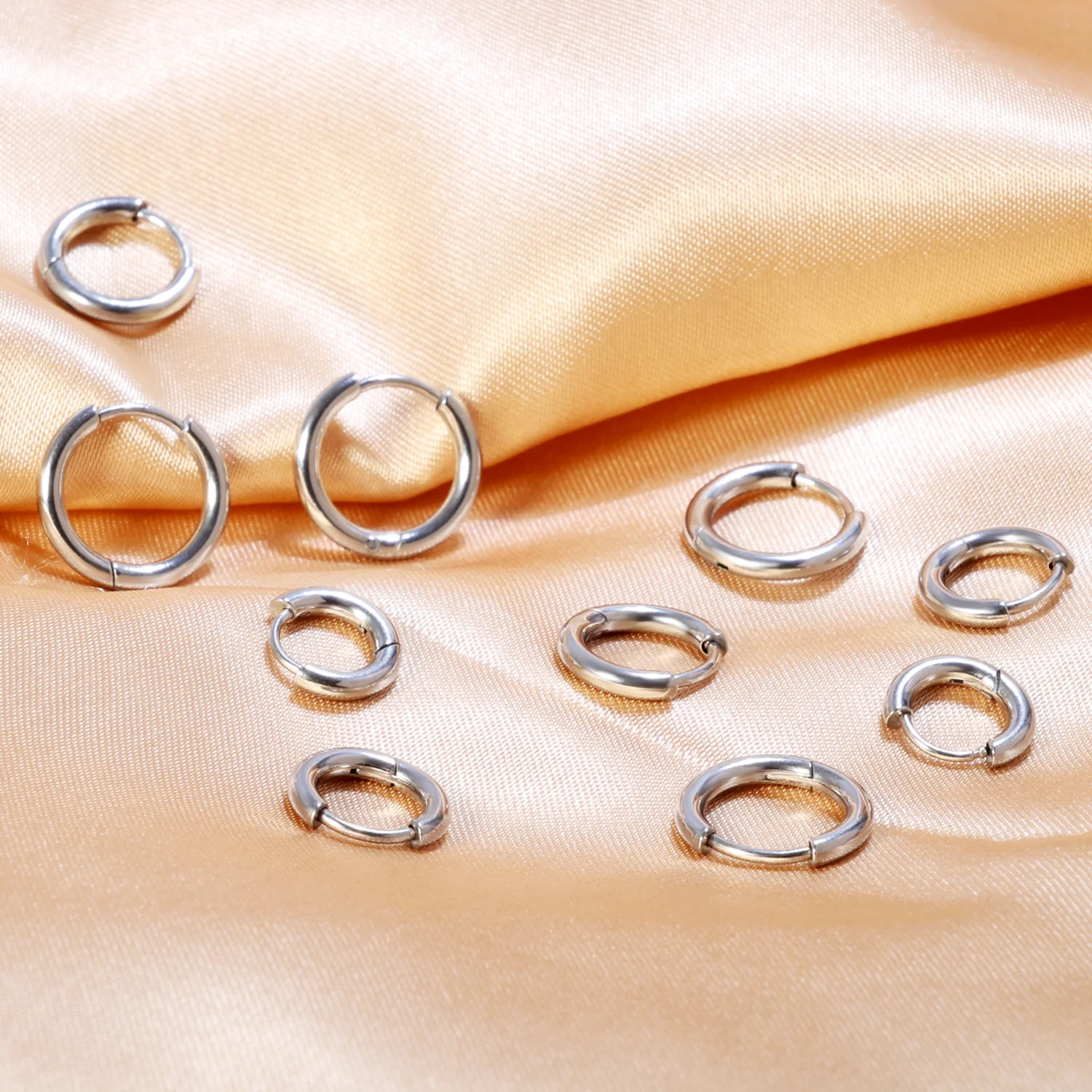 LUXUKISSKIDS 링귀걸이,후프 귀걸이, 여성 및 남성용 알레르기 방지, Huggie 라운드 아레테, 소형 스틸 서클 클립, 한국어, 1 쌍