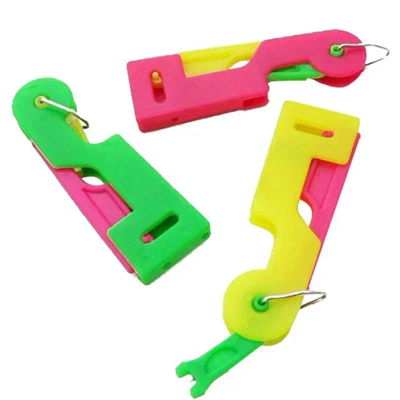 무작위 색상 스레더 노인 가이드 바늘 쉬운 장치 편리한 자동 바느질 바늘 스레더 스레드 가이드 도구