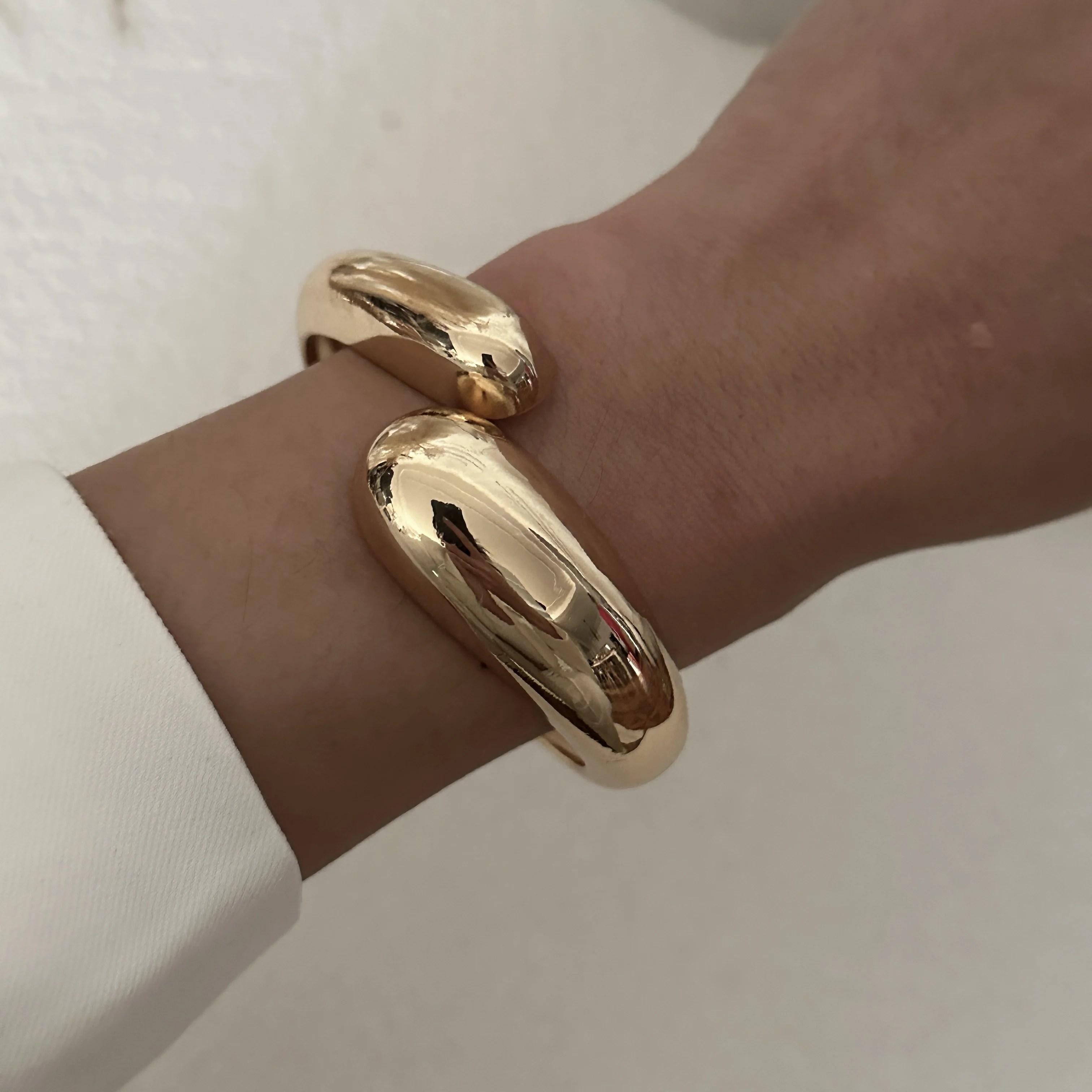 빈티지 금속 웨이브 트위스트 여성을위한 부드러운 불규칙한 팔찌 과장된 기하학 Chunky 커프 팔찌 힙합 펑크 쥬얼리