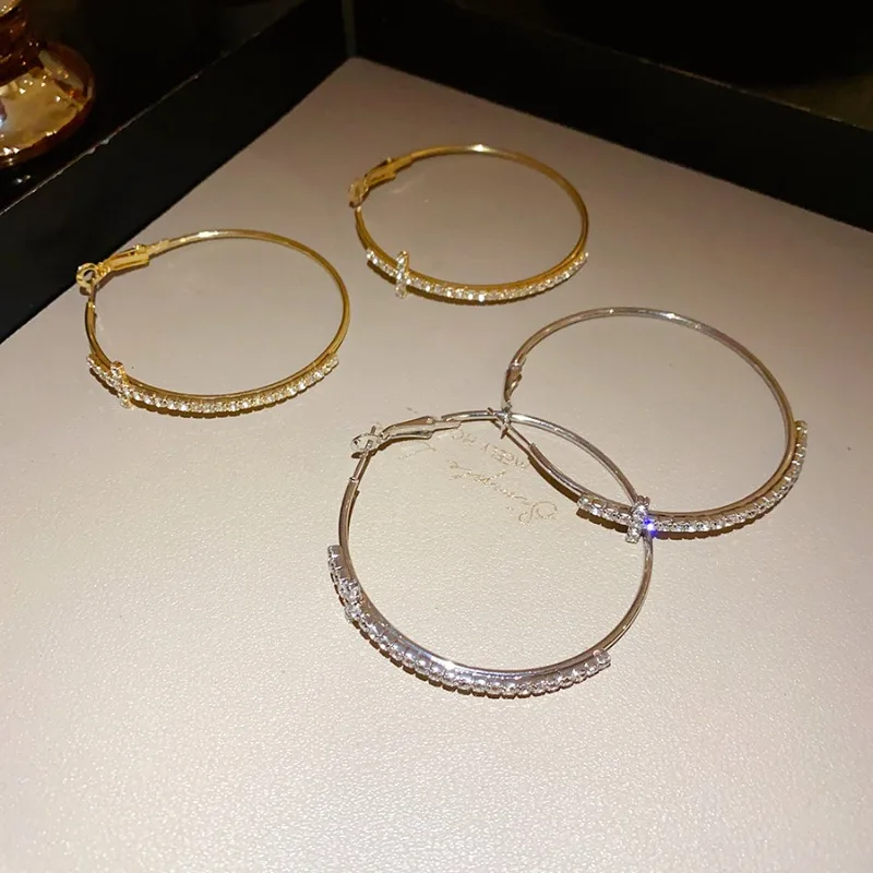여성을위한 반짝 이는 큰 Circel 크로스 후프 귀걸이 절묘한 라인 석 귀 버클 귀걸이 하이 엔드 기하학 귀 반지 쥬얼리