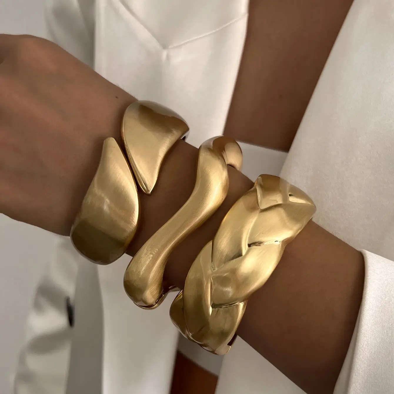 SHIXIN 남성용 빈티지 디자인 매트 골드 컬러 금속 오픈 용수철 뱅글, 불규칙한 기하학 웨이브 물방울 와이드 커프 팔찌