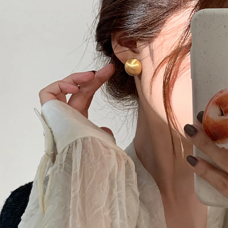 고급스러운 심플한 디자인 닦았 서리로 덥은 금속 반원형 귀걸이 2025 여성을위한 새로운 보석 크리스마스 파티 패션 액세서리