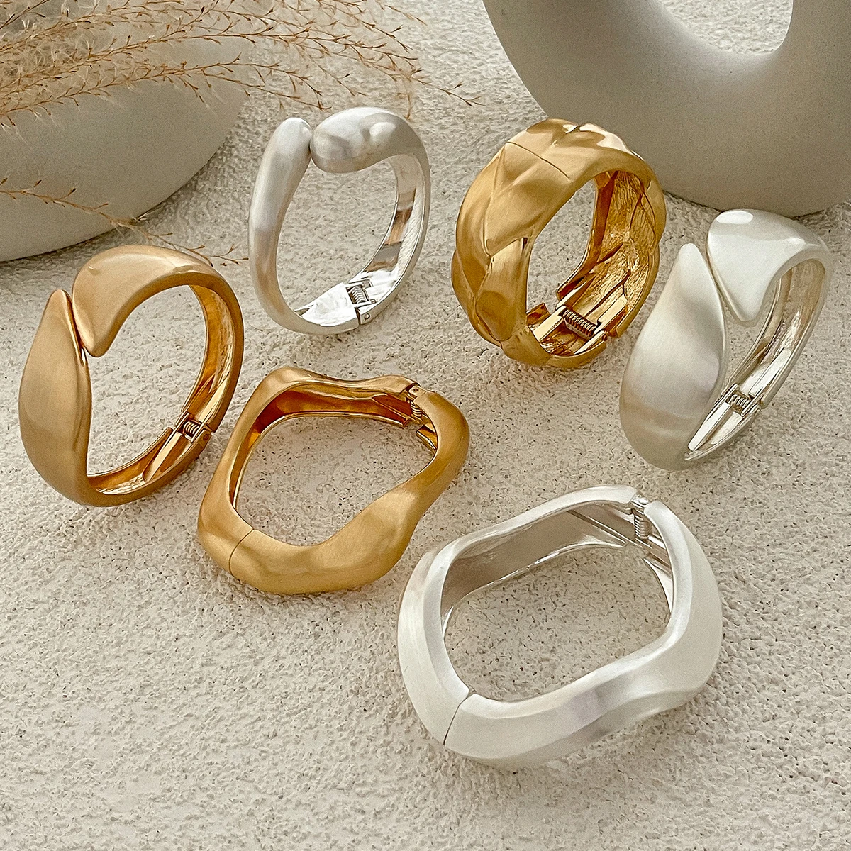 SHIXIN 남성용 빈티지 디자인 매트 골드 컬러 금속 오픈 용수철 뱅글, 불규칙한 기하학 웨이브 물방울 와이드 커프 팔찌