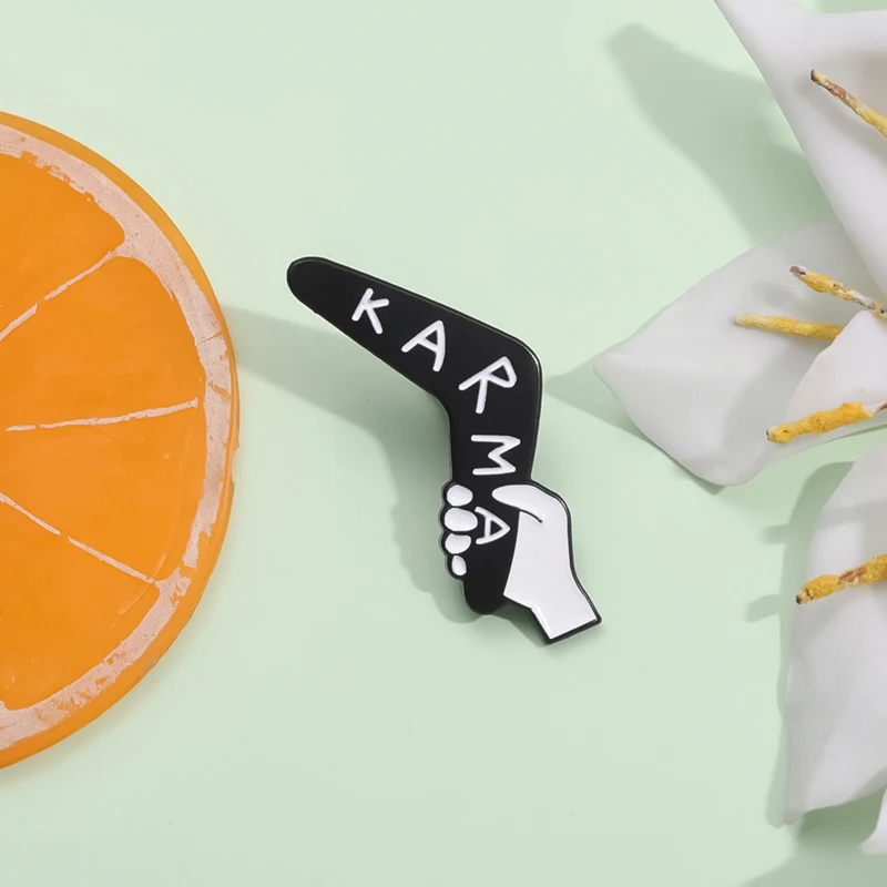 카르마 에나멜 핀 불교 용어 부메랑 배지 배낭 옷깃 핀 크리 에이 티브 금속 브로치 친구를위한 믿음 보석 선물