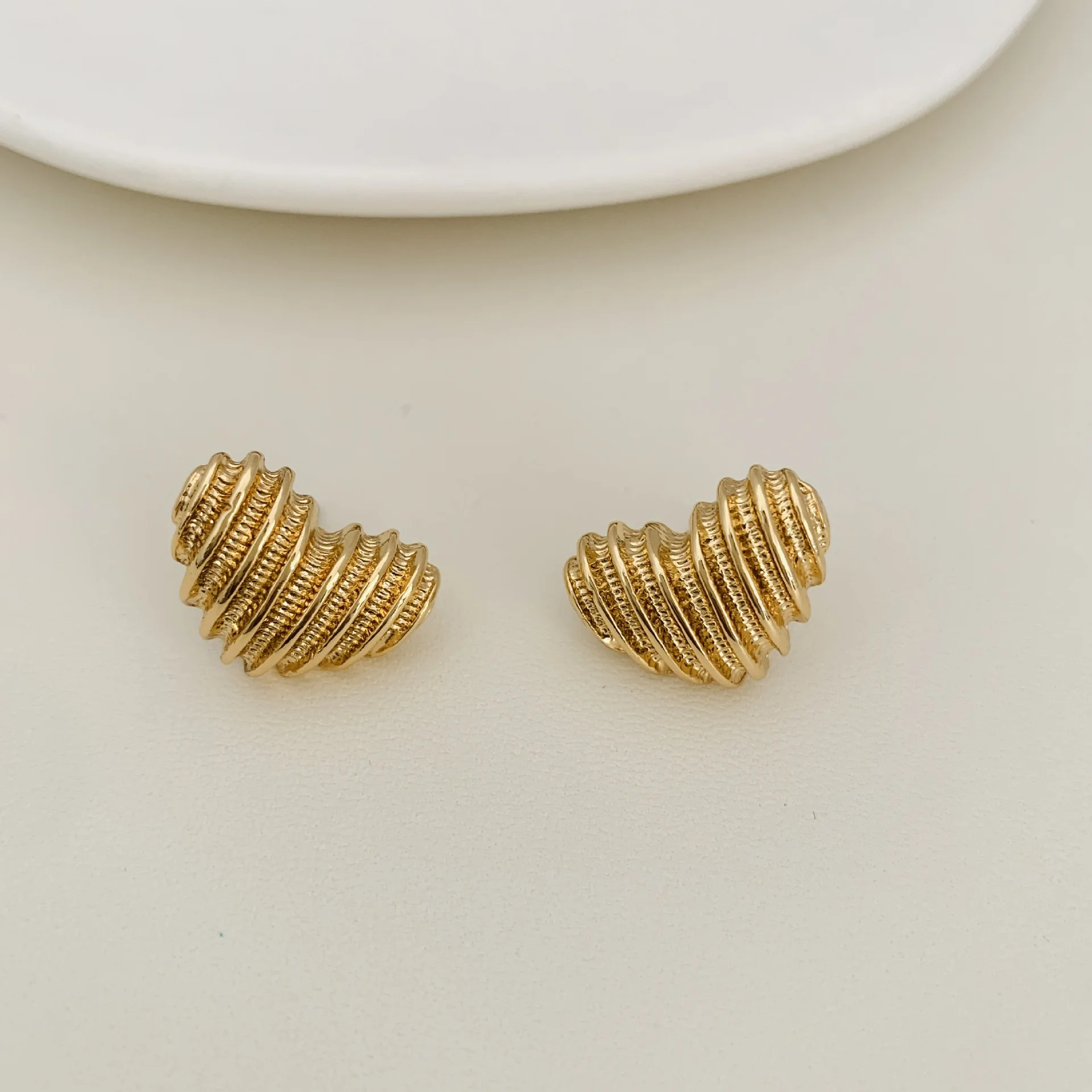 빈티지 메탈 스트라이프 텍스처 하트 스터드 귀걸이 (여성용) 18K 골드 도금 러브 하트 귀걸이 참 파티 쥬얼리 선물